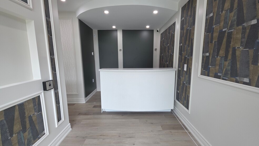More Photos Of 431 Dougall Av, Caledon Office Residential For Sale