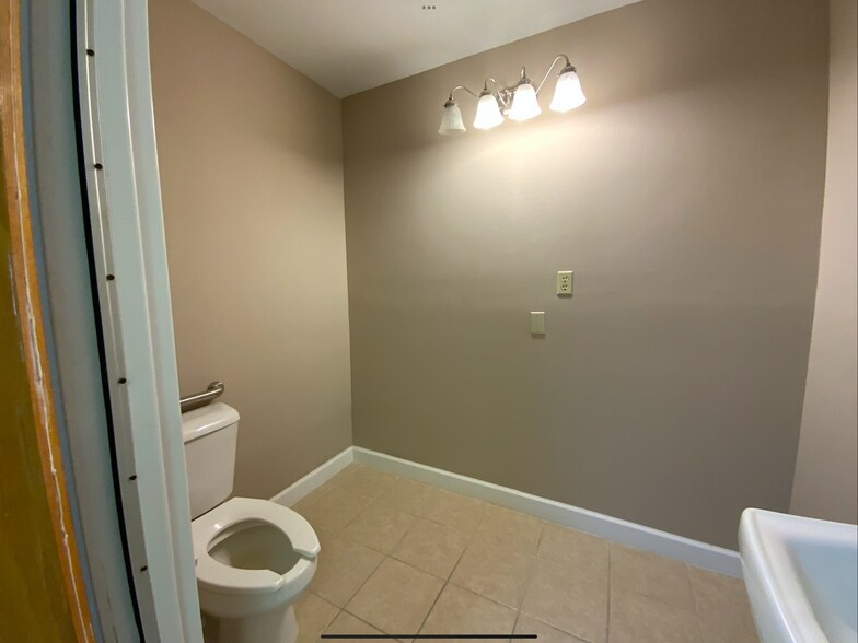 More Photos Of 130 N Gross Rd, Kingsland Medical For Sale