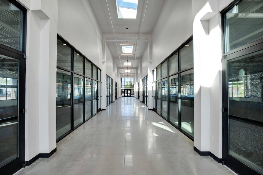 More Photos Of 2462 SE 82nd Ave, Portland Storefront Retail Office For Lease