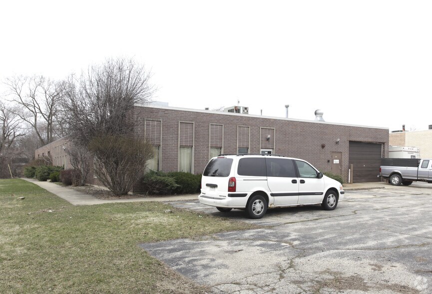 More Photos Of 2230-2232 S Foster Ave, Wheeling Distribution For Sale