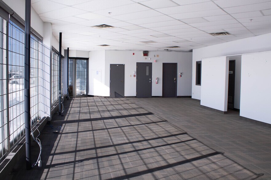 More Photos Of 3695 Aut des Laurentides (A-15) Desste E, Laval Manufacturing For Lease