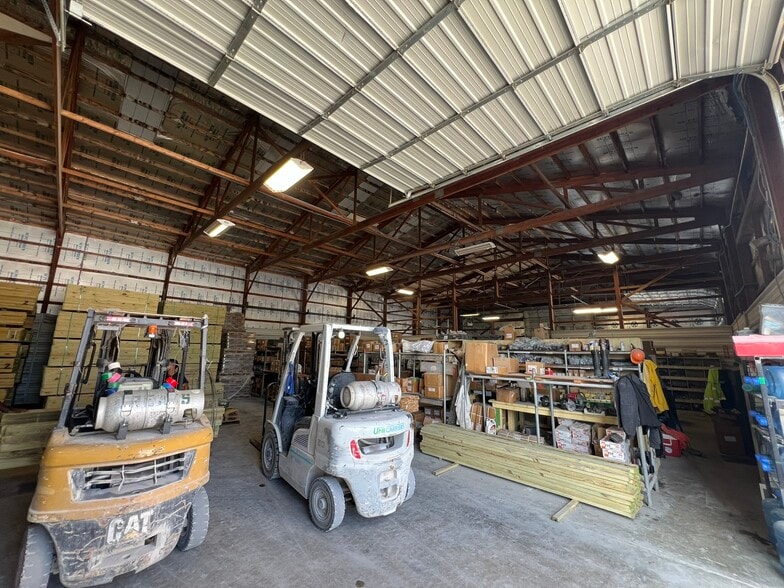 More Photos Of 207 W Apple Blossom Ave, Lowell Warehouse For Lease