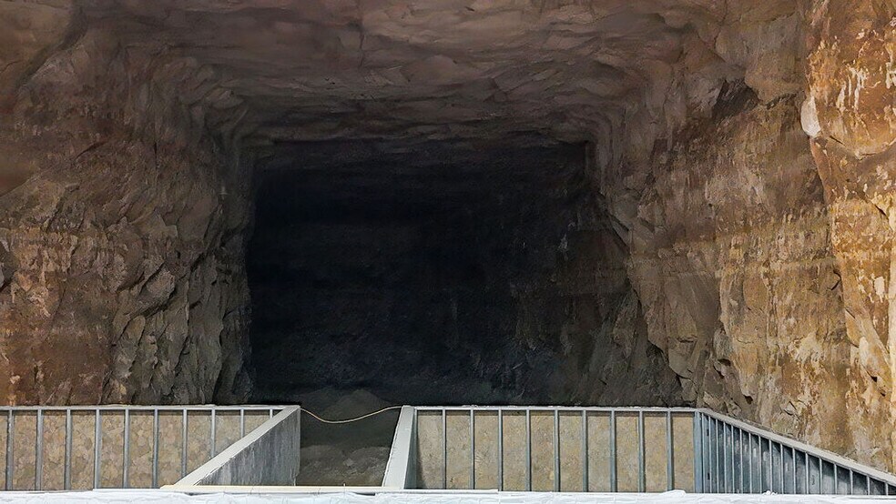 More Photos Of 20 Cave Industrial dr, Crystal City Industrial For Lease