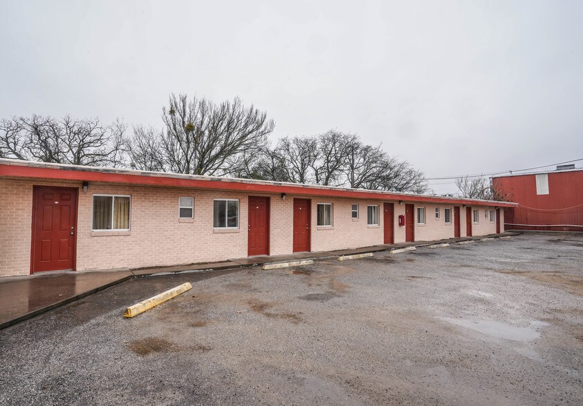More Photos Of 1408 E Wise St, Bowie Hotel For Sale