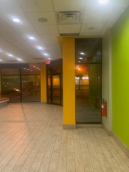 More Photos Of 4849-4853 Oakton St, Skokie Storefront For Lease