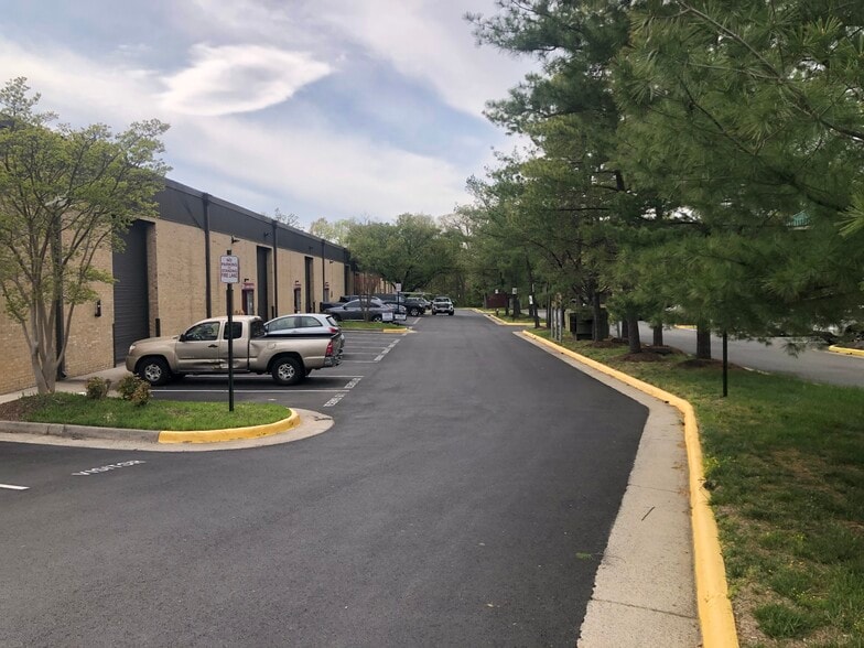 More Photos Of 601-633 Carlisle Dr, Herndon Warehouse For Sale