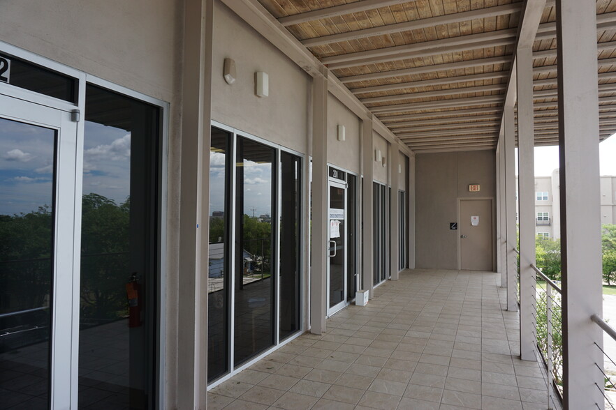 More Photos Of 156 W Sunset Rd, San Antonio Office Residential For Lease