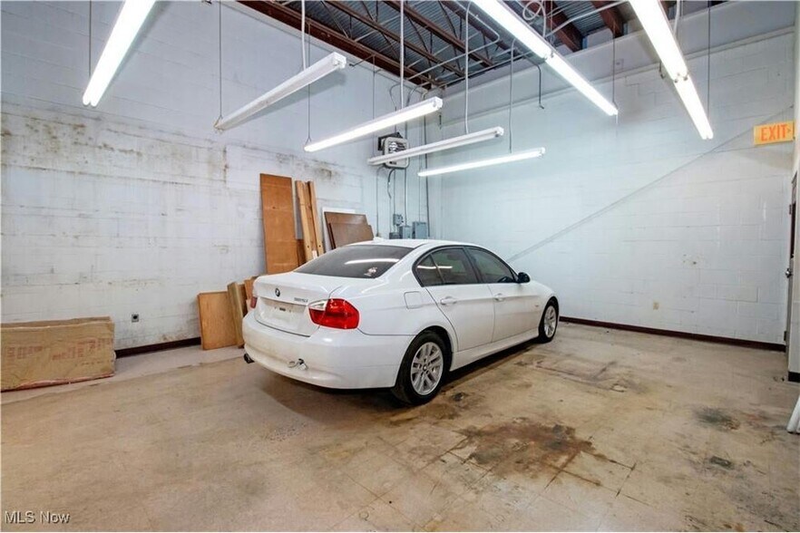 More Photos Of 390 E Wood St, Shreve Flex For Sale