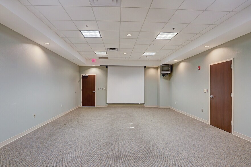 More Photos Of 505 Graham Dr, Tomball Hospital For Lease