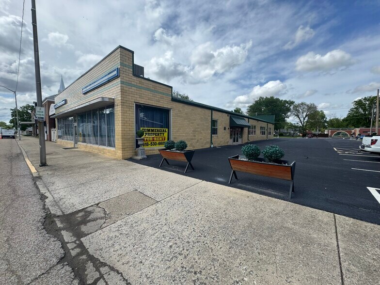 Primary Photo Of 35 W Main St, Mascoutah General Retail For Lease