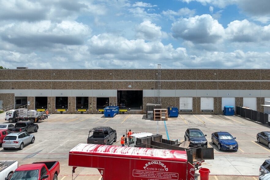 More Photos Of 1615 Diplomat Dr, Carrollton Warehouse For Lease