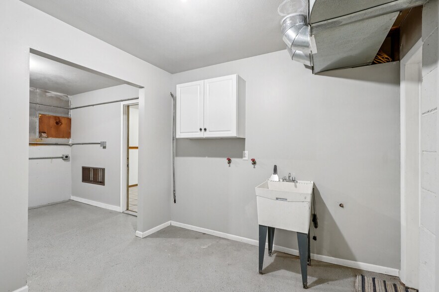 More Photos Of W9231 Bobolink Rd, Reeseville Warehouse For Sale