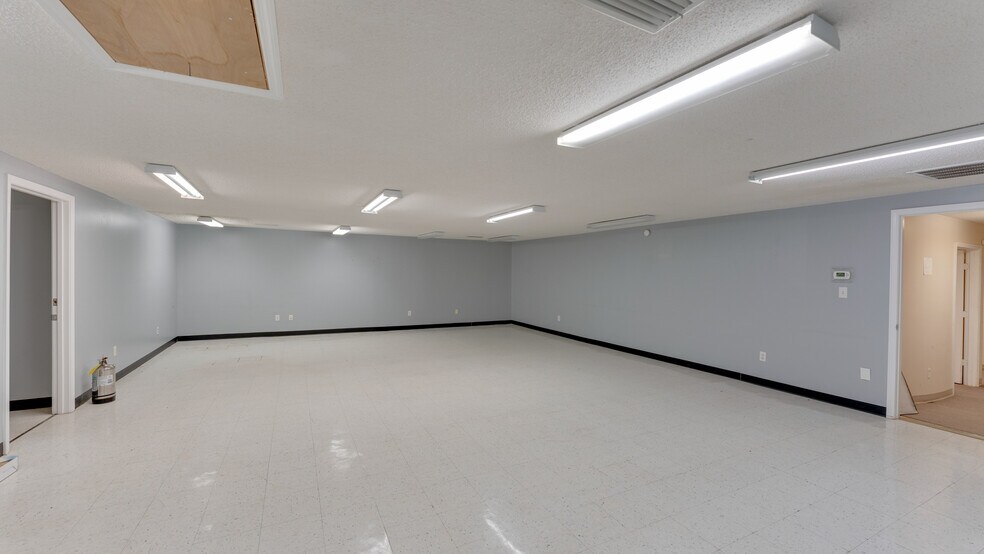 More Photos Of 510 N Walker St, Quitman Light Manufacturing For Lease