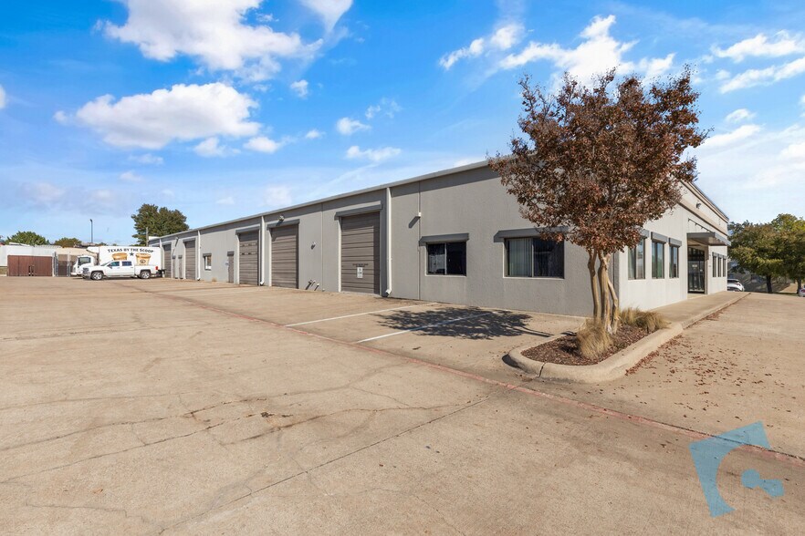 More Photos Of 580 Commerce St, Southlake Light Manufacturing For Lease