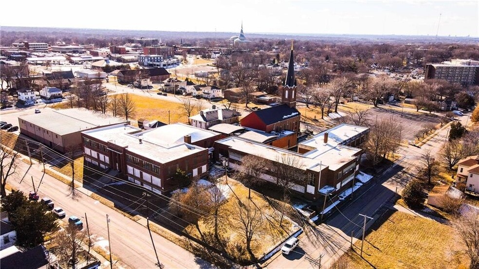 Primary Photo Of 622 N Main St, Independence Schools For Sale