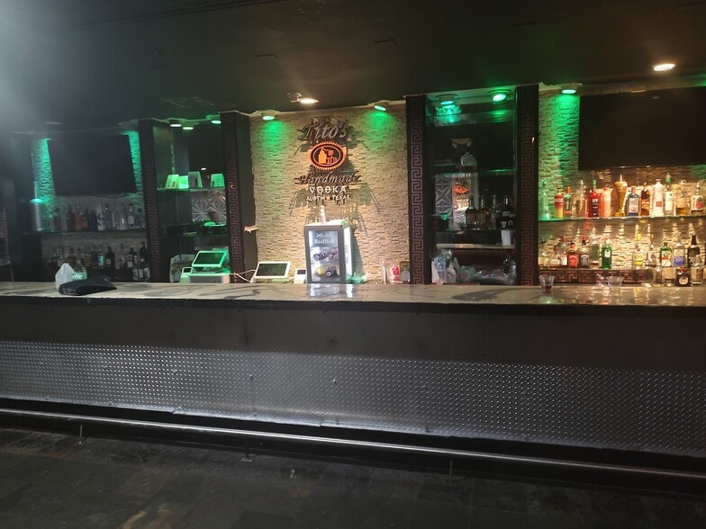 More Photos Of 10 S Calvert St, Baltimore Bar For Sale