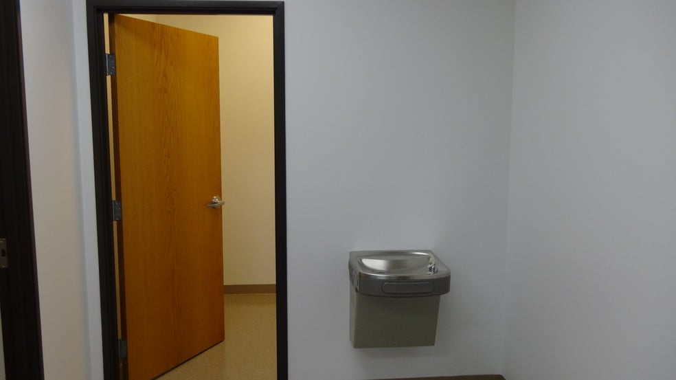 More Photos Of 12801 Silver Lake Rd, Brighton Manufacturing For Sale