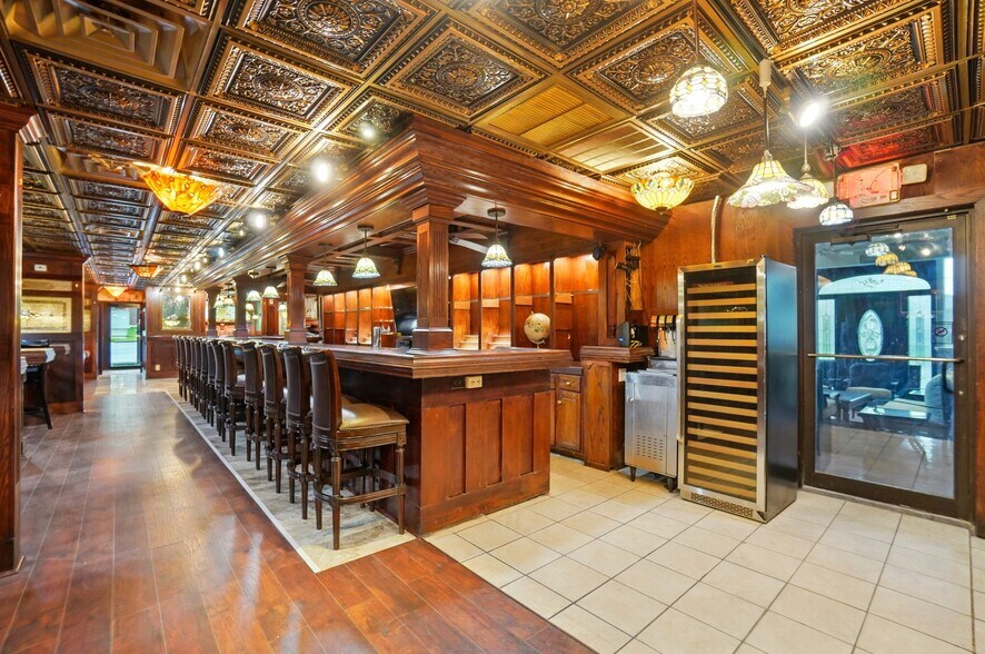 More Photos Of 2336 Northmoor Dr, Springfield Freestanding For Sale