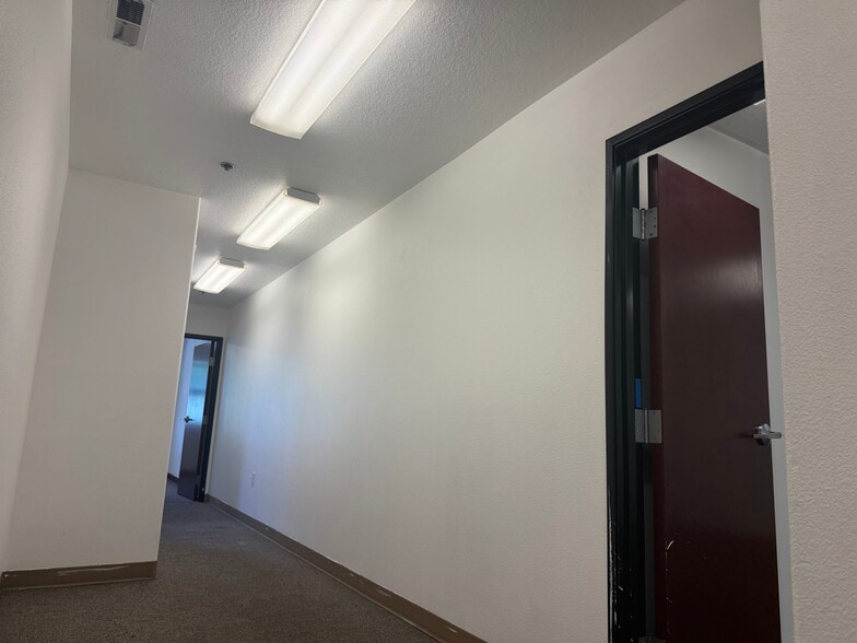 More Photos Of 2819-2827 SE 75th Ave, Hillsboro Light Distribution For Lease