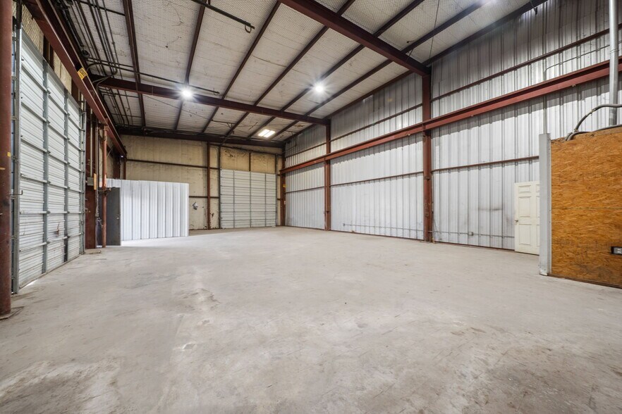 More Photos Of 2833 Roosevelt Ave, San Antonio Warehouse For Lease