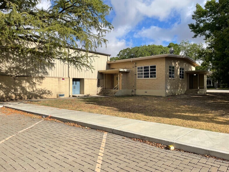 More Photos Of 216 E College St, Seguin Flex For Sale