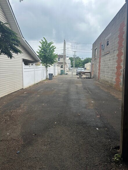 More Photos Of 180 Sargeant Ave, Clifton Warehouse For Lease