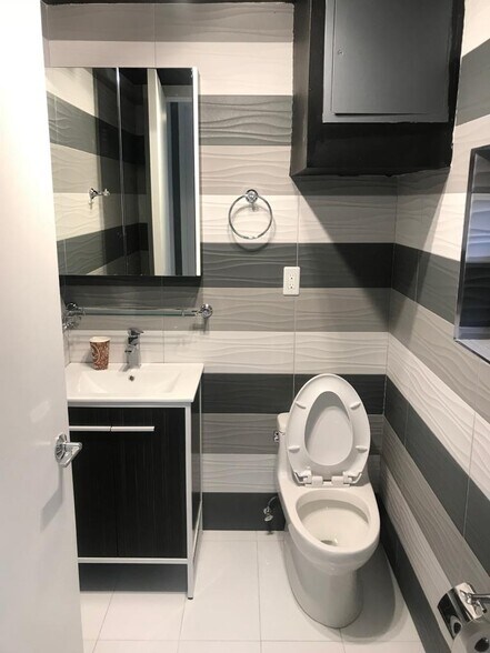 More Photos Of 111-11 Jamaica Ave, Richmond Hill Storefront For Lease