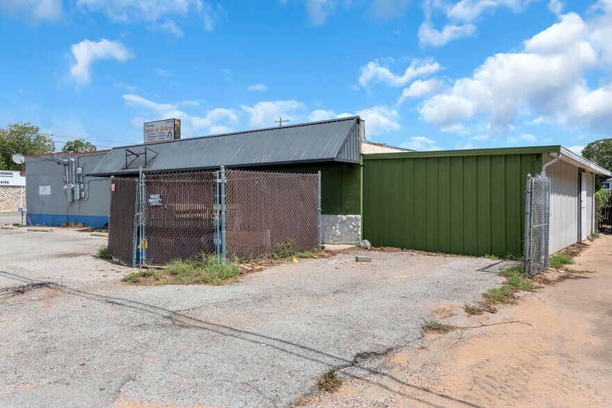 More Photos Of 4600 NE 28th St, Haltom City Storefront Retail Office For Sale