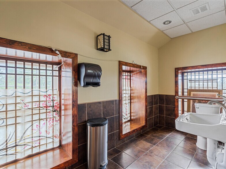 More Photos Of 1495 Farmington Ave, Pottstown General Retail For Sale