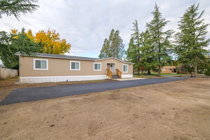 More Photos Of 387 Tavis Dr, Merlin Manufactured Housing Mobile Home Park For Sale