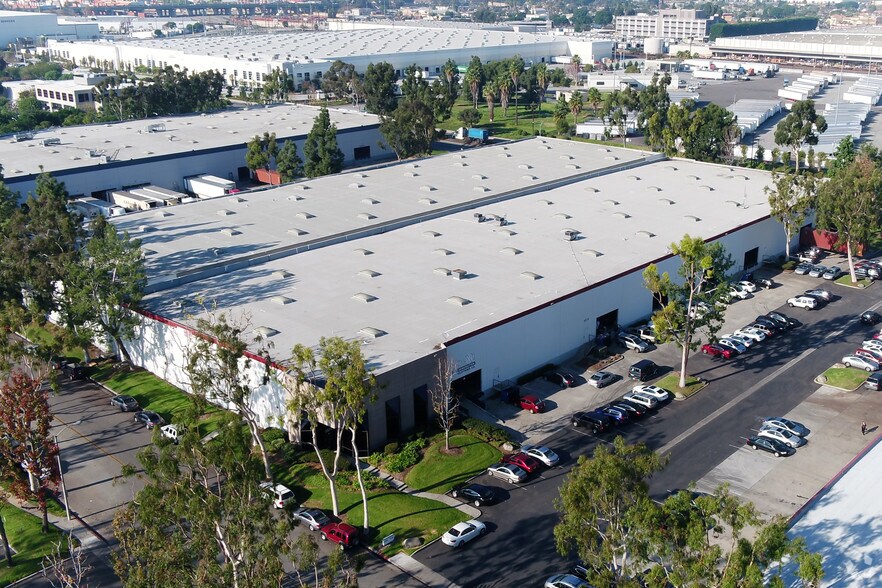 More Photos Of 5530-5554 Bandini Blvd, Bell Manufacturing For Lease