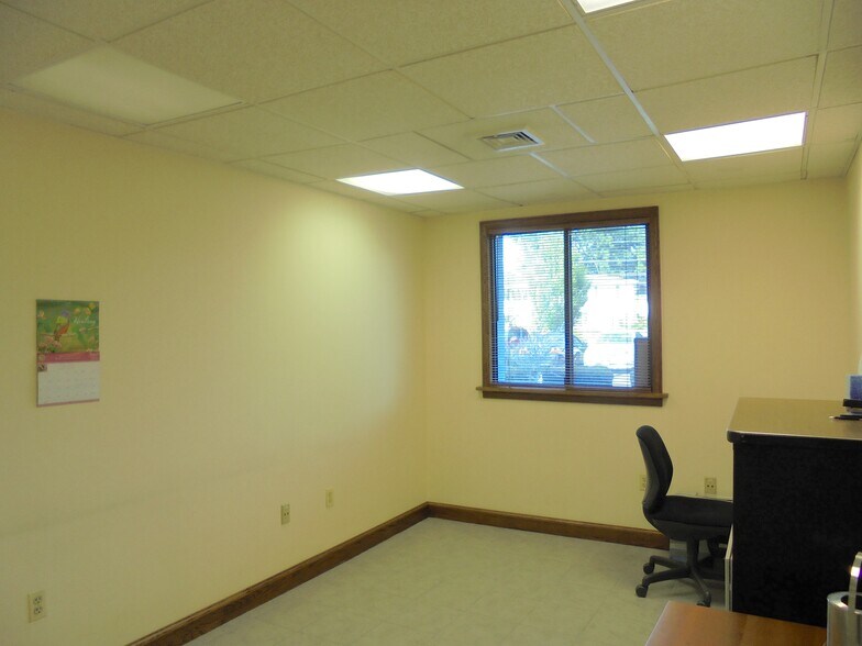 More Photos Of 256 Main St, East Windsor Research And Development For Lease