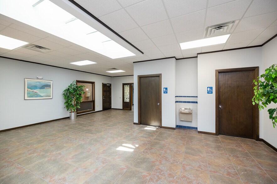 More Photos Of 1020 N Main St, Wichita Medical For Sale