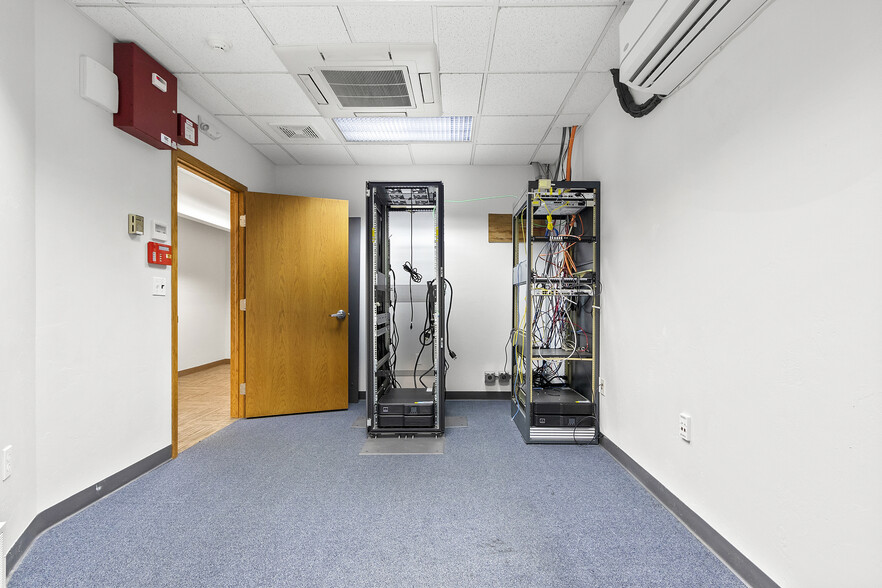 More Photos Of 1496 Bellevue St, Green Bay Office For Lease
