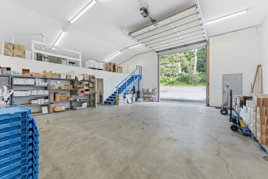 More Photos Of 949 Canyon Rd, Morgantown Flex For Lease