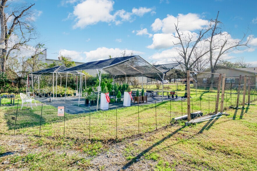 More Photos Of 710 S May St, Madisonville General Retail For Sale