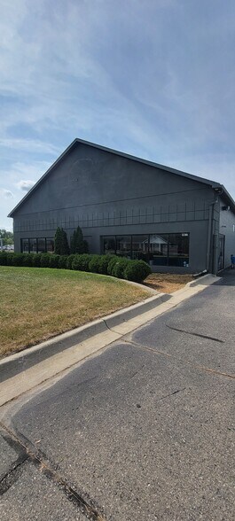 More Photos Of 4667-4675 Dixie Hwy, Waterford Freestanding For Lease