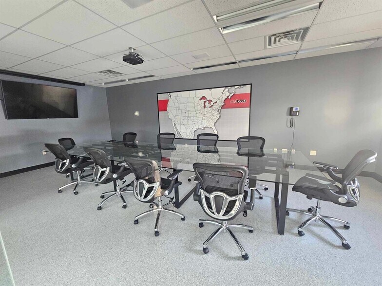 More Photos Of 170 W Circle Dr, Saint Charles Manufacturing For Lease