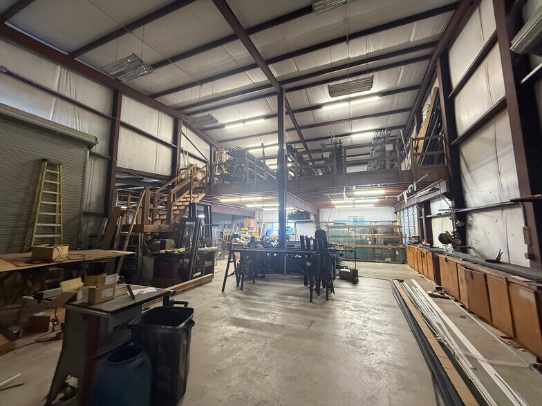 More Photos Of 1237 W Oaklawn Rd, Pleasanton Industrial For Lease