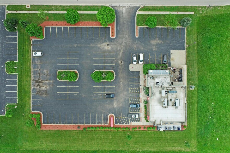 More Photos Of 2126 Gateway Ctr, Belvidere General Retail For Sale