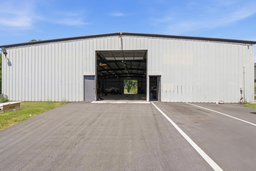 More Photos Of 325 W Dixon Blvd, Shelby Unknown For Lease