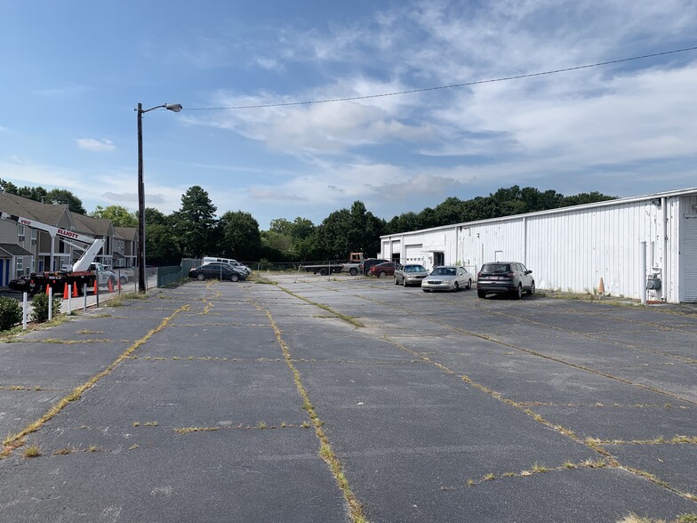 More Photos Of 349 Forest Pky, Forest Park Showroom For Lease