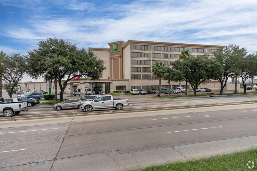 Primary Photo Of 8611 Airport Blvd, Houston Hotel For Sale