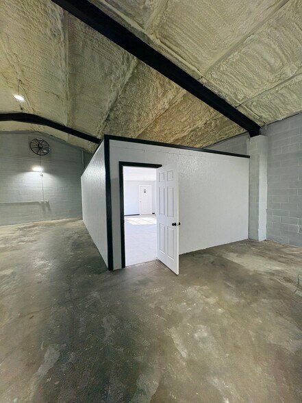 More Photos Of 6251 Griggs Rd, Houston Warehouse For Sale