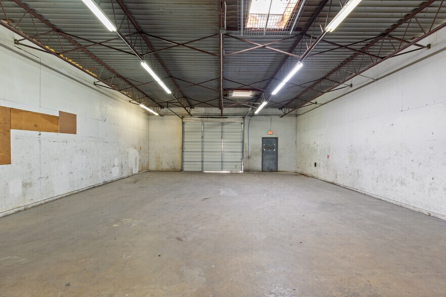 More Photos Of 11005 Indian Trl, Dallas Unknown For Lease