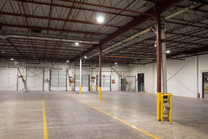 More Photos Of 3695 Aut des Laurentides (A-15) Desste E, Laval Manufacturing For Lease