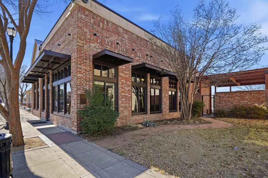 More Photos Of 309 N Oak St, Roanoke Office For Sale