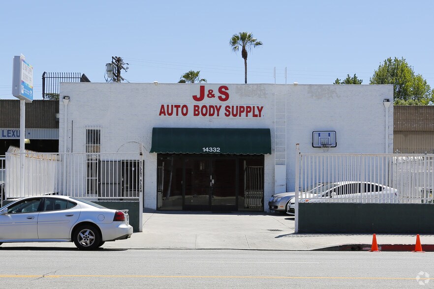 More Photos Of 14332 Oxnard St, Van Nuys Warehouse For Lease