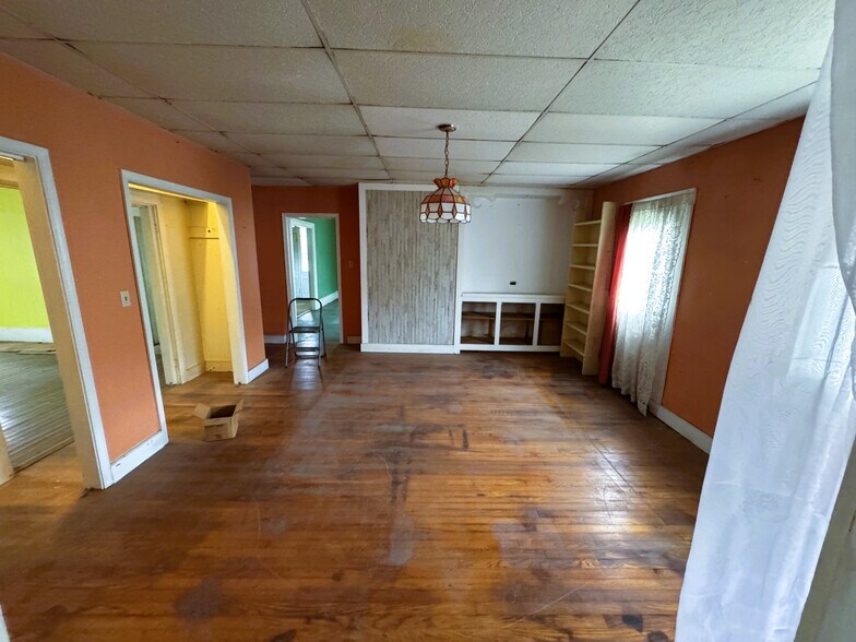 More Photos Of 204 Main St, Smiths Grove General Retail For Sale