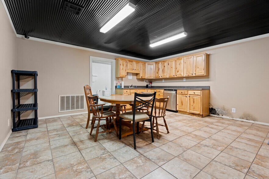 More Photos Of 57530 E Highway 59, Fairland Manufacturing For Sale